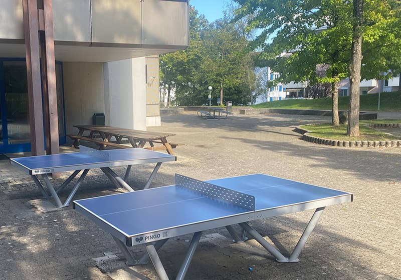 2 tables de ping-pong sur le campus scolaire de Bad Zurzach