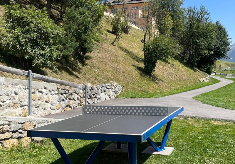 Table de ping-pong extérieure au Lyceum Alpinum Zuoz