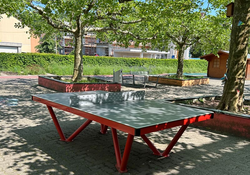 Table de ping-pong extérieure à l'école primaire de Münchenstein