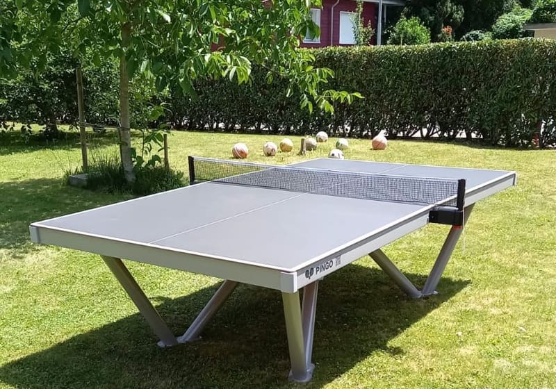 Table de ping-pong extérieure à l'école de Felsberg