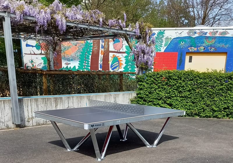 Table de ping-pong extérieure à l'école de Hünenberg