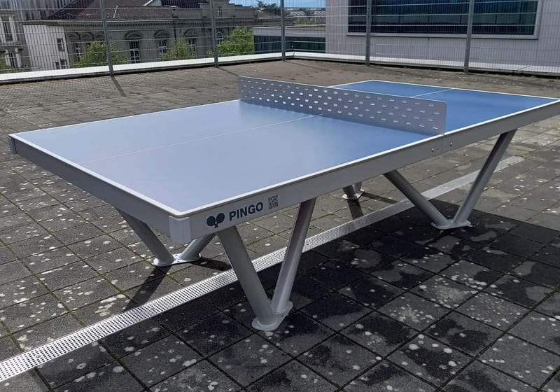 Table de ping-pong extérieure dans une école à Lausanne