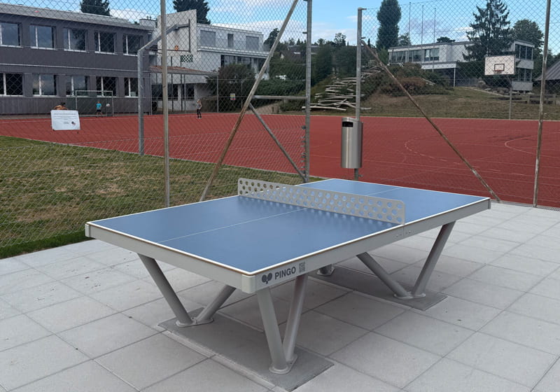 Table de ping-pong extérieure à l'école de Nürensdorf