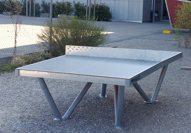 Table de ping-pong extérieure à l'école de Rüeggisberg