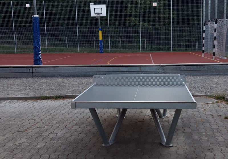 Table de ping-pong extérieure à l'école Steiner de Berne
